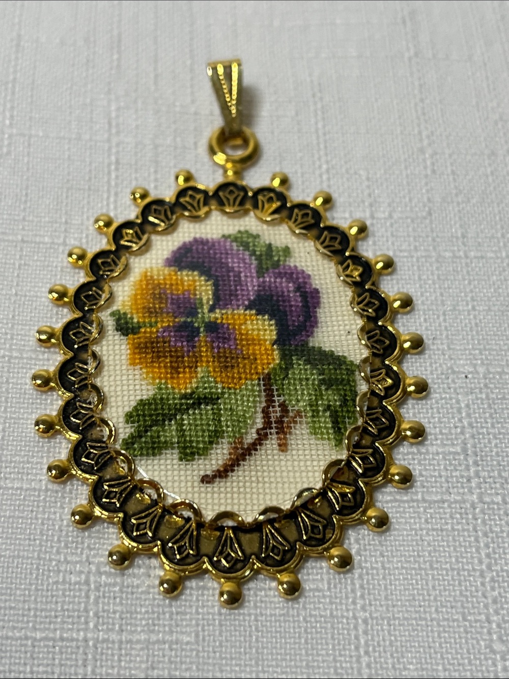 Gold-Tone Floral petit point Pansy Pendant Necklace
Handmade
Vintage